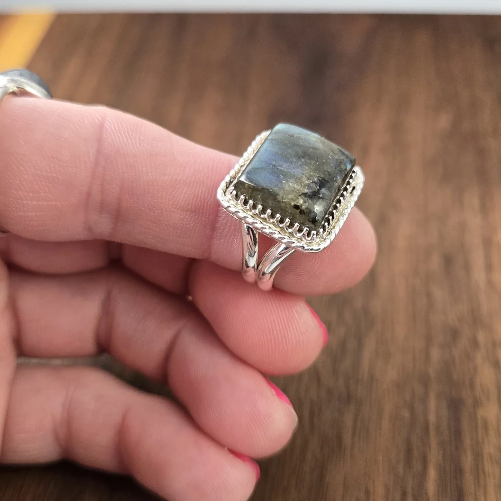 Labradorite Rectangular Sterling Silver Handmade Ring - Picture 4 of 12